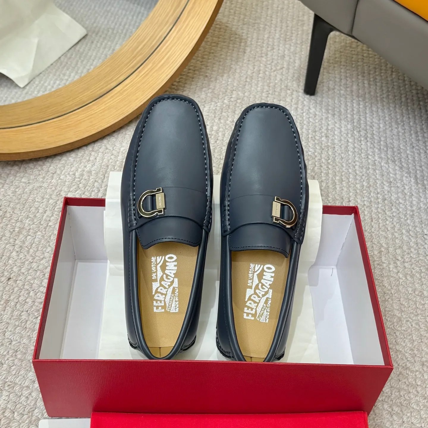 Men's men's shoes 💰420 (Yangli) Ferragamo 〰Ferragamo 2⃣️0⃣️2⃣️5️⃣ New series 👊🏻 Upper 🇮🇹 Italian imported calfskin, original outsole molding. Water-dyed sheepskin lining. The identity of every successful man is set off, and the upper and lower shoes are elegant and stable🚶🏻🚶🏻The high-end custom counter original replica is an eternal classic🔍️Number of codes: 38-46 with counter packaging